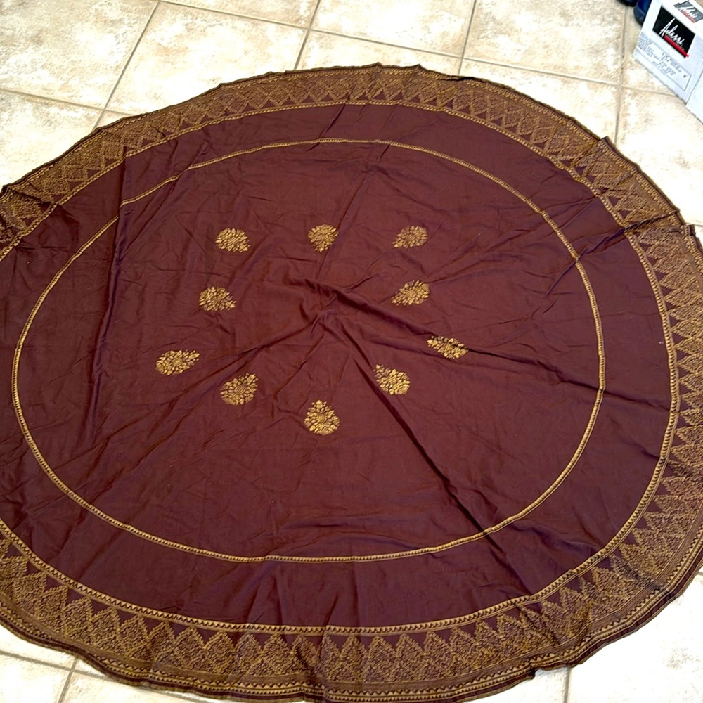 Round table cloth
